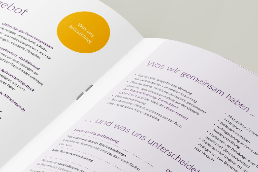 Aufgeschlagene Informationsbrosch&uuml;re &bdquo;Akute und begleitende Krisenintervention&ldquo; mit Texten, Fotos und grafischen Elementen zur Beratung in Krisensituationen.