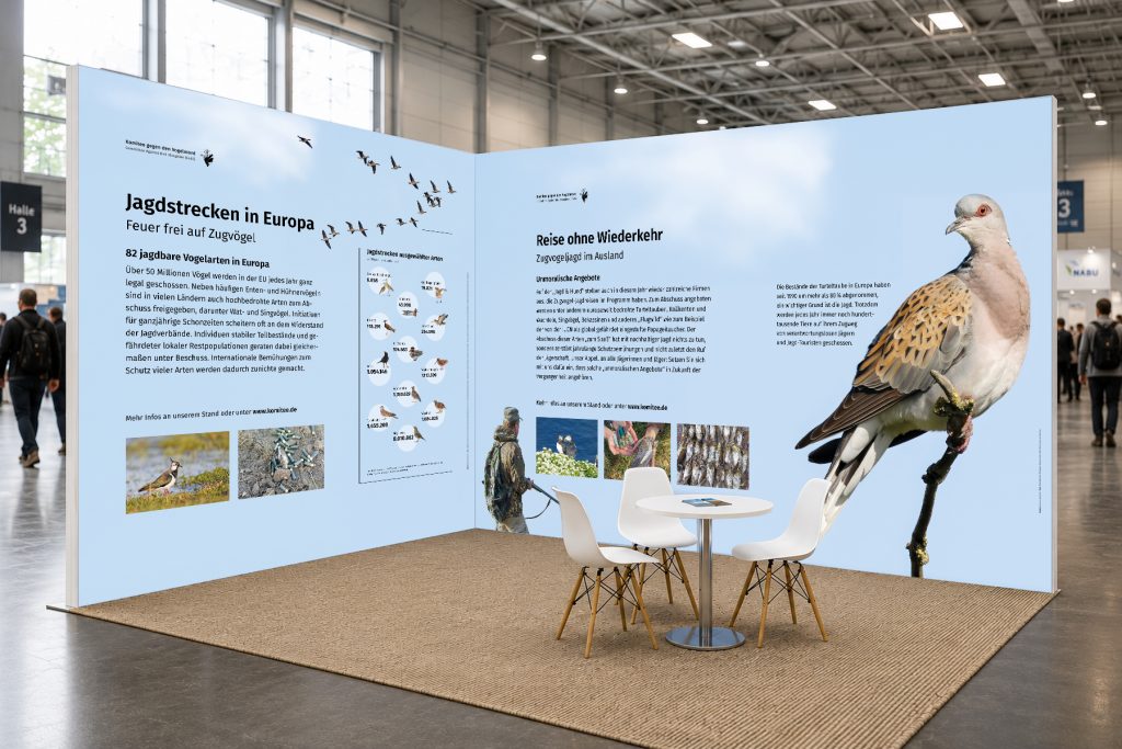 Messestand zum Vogelschutz mit gro&szlig;formatigen Infografiken &uuml;ber die Jagd auf Zugv&ouml;gel in Europa, Sitzgruppe f&uuml;r Besucher und einer &uuml;berdimensionalen Taube als Blickfang.